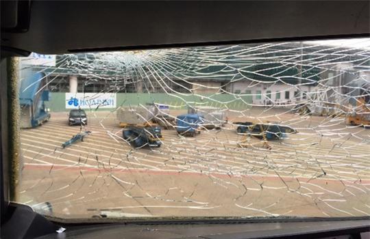 Nứt kính buồng lái, máy bay đi Cần Thơ hạ cánh ở TP HCM - Ảnh 3.