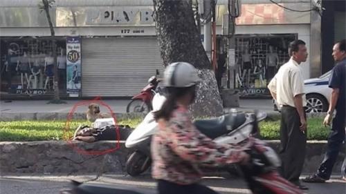 Hi hữu ở HN: Chủ say rượu ngủ giữa đường, chó nhất quyết đứng trông - Ảnh 1