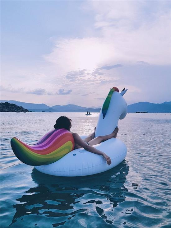 Ai cũng phải có ảnh chụp với món phụ kiện hot nhất mùa hè năm nay! - Ảnh 14.