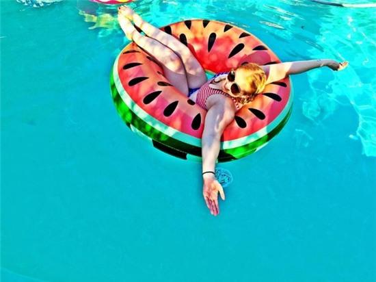 Ai cũng phải có ảnh chụp với món phụ kiện hot nhất mùa hè năm nay! - Ảnh 5.