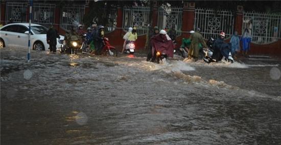 Mua lon cuon troi xe may dang chay hinh anh 1