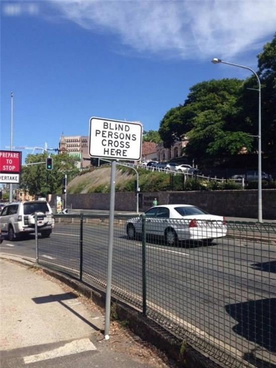 Xin hãy đọc bảng thông báo này.