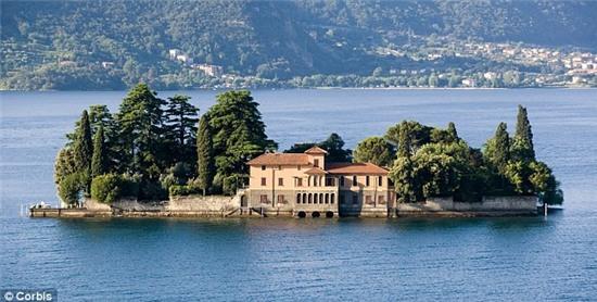 Hang nghin du khach xep hang di con duong vang giua ho hinh anh 1