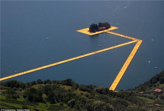 Hang nghin du khach xep hang di con duong vang giua ho hinh anh 2