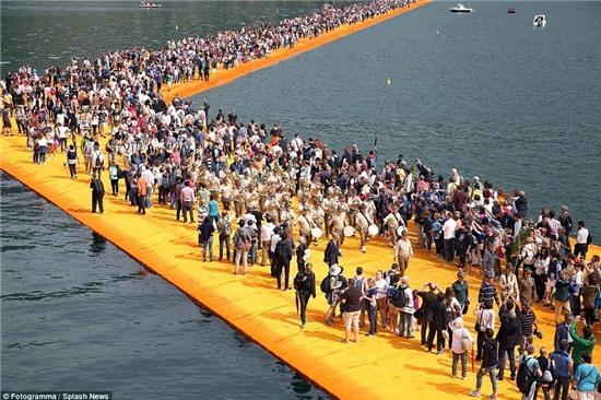 Hang nghin du khach xep hang di con duong vang giua ho hinh anh 3