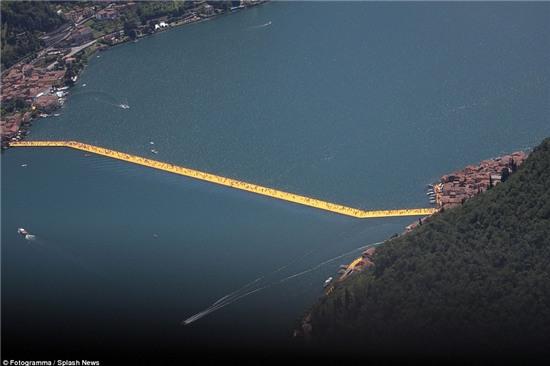 Hang nghin du khach xep hang di con duong vang giua ho hinh anh 5