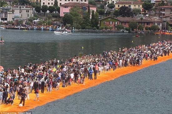 Hang nghin du khach xep hang di con duong vang giua ho hinh anh 6