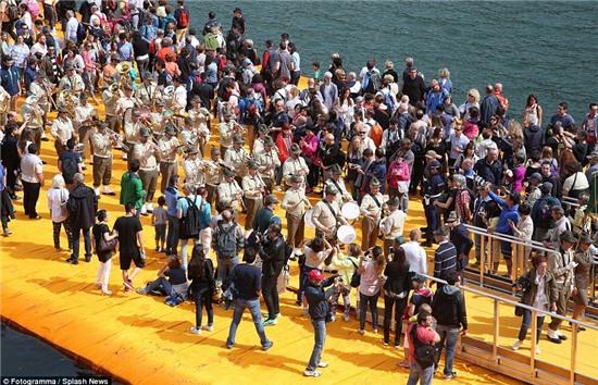 Hang nghin du khach xep hang di con duong vang giua ho hinh anh 7