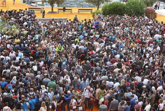 Hang nghin du khach xep hang di con duong vang giua ho hinh anh 8