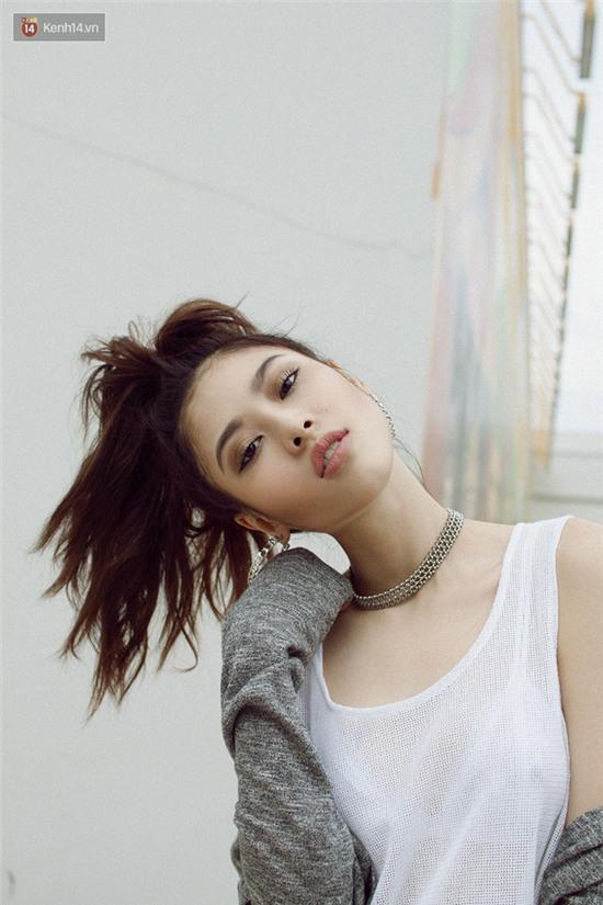 4 công thức mix đồ đẹp miễn bàn cho ngày mưa lạnh Sài Gòn - Ảnh 3.