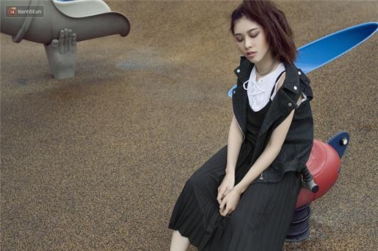 4 công thức mix đồ đẹp miễn bàn cho ngày mưa lạnh Sài Gòn - Ảnh 6.