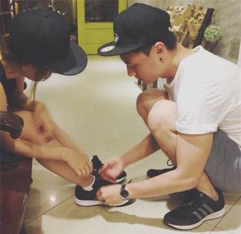 con gái thích được buộc dây giày