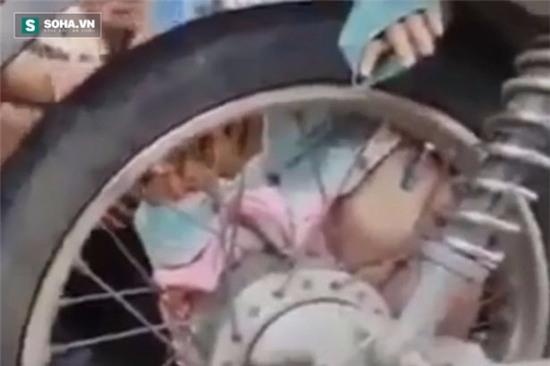 Kinh hoàng cảnh tượng bé hai tháng tuổi bị mắc kẹt trong bánh xe máy - Ảnh 2.