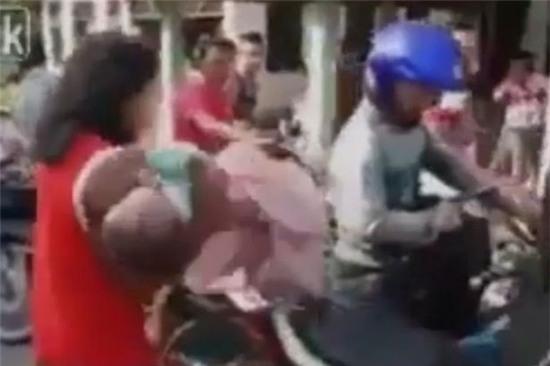 Kinh hoàng cảnh tượng bé hai tháng tuổi bị mắc kẹt trong bánh xe máy - Ảnh 3.