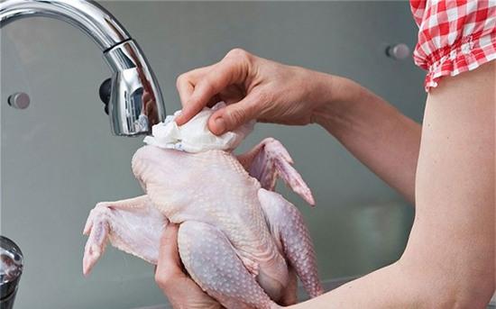 Rửa thịt gà sống làm vi khuẩn gây bệnh lây lan - Ảnh 1.