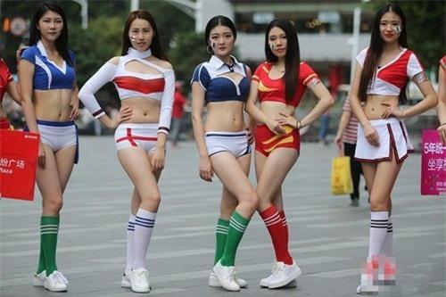 gai xinh tq an mac sexy xuong pho co vu euro hinh anh 1