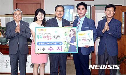 【광주=뉴시스】류형근 기자 = 13일 오후 광주 북구 용봉동 북구청장실에서 제6호 북구 마중물나누미 회원으로 가입하고 후원금 1000만원을 기탁한 인기 아이돌그룹 미쓰에이 수지를 대신해 아버지 배완영씨와 어머니 정현숙씨, 송광운 북구청장(가운데)이 기념사진을 찍고 있다. 2016.06.13. (사진=광주 북구청 제공) photo@newsis.com