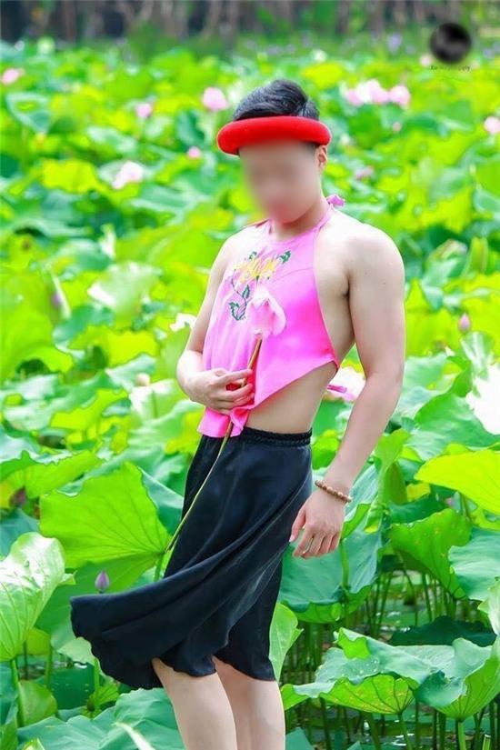 Chàng trai mặc yếm hồng chụp với hoa sen: Phụ nữ làm được thì chúng tôi cũng làm được - Ảnh 1.
