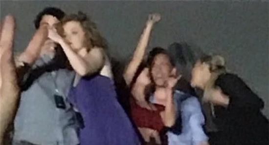 taylor-swift-va-ban-trai-moi-khong-ngung-au-yem-khi-di-xem-ca-nhac-2