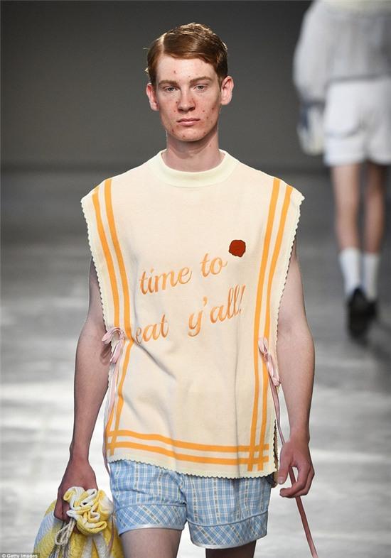 Show diễn thời trang gây giật mình với dàn mẫu mặt đầy mụn đỏ - Ảnh 2.