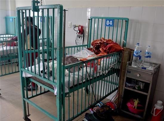 Cha om con 28 thang tuoi nhay lau benh vien tu tu hinh anh 1