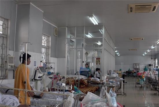 Cha om con 28 thang tuoi nhay lau benh vien tu tu hinh anh 2