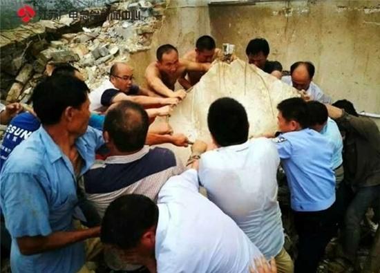 Nha sap, cot dien do sau mua da va voi rong o Trung Quoc hinh anh 10