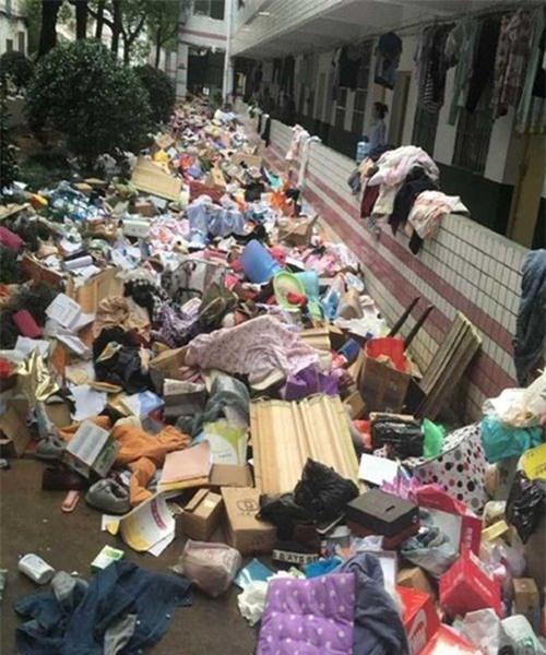 kinh hoang ky tuc xa ban