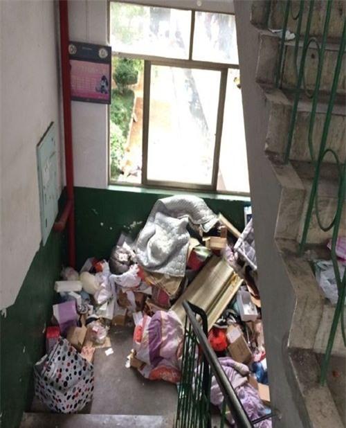 kinh hoang ky tuc xa ban