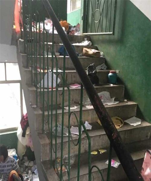 kinh hoang ky tuc xa ban