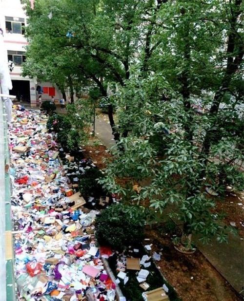 kinh hoang ky tuc xa ban