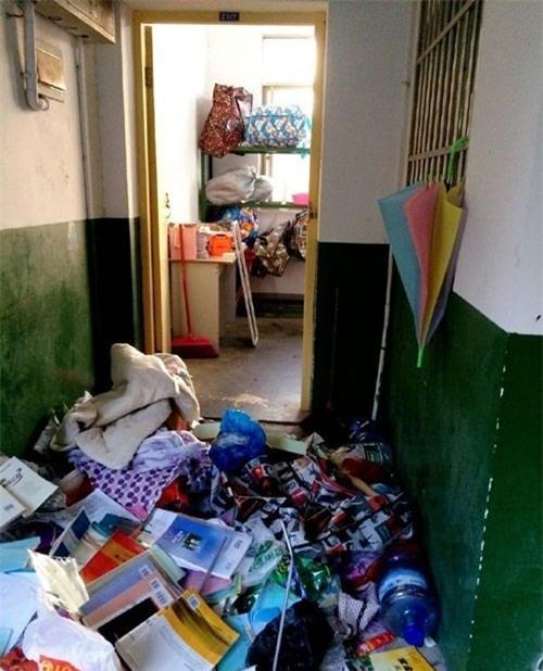 kinh hoang ky tuc xa ban