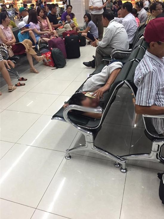 Hình ảnh phát ngượng ở sân bay Nội Bài: Người đàn ông nằm dài ra ghế nấu cháo điện thoại - Ảnh 3.