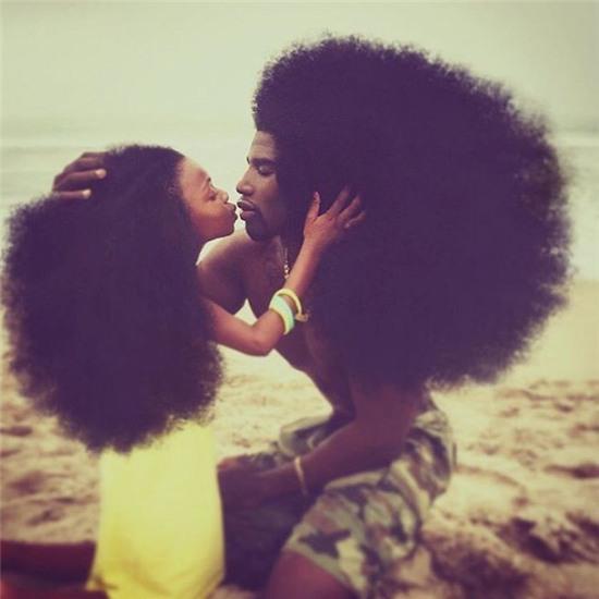 Cha và con gái nổi tiếng toàn thế giới bởi hai mái tóc bông xù - Ảnh 3.