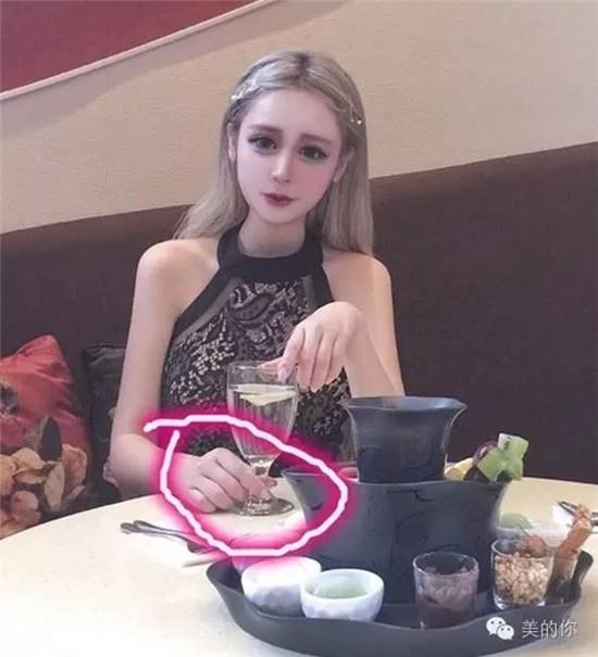 Ngã ngửa khi nhìn thấy thân hình ngoài đời thực của hot girl mạng xã hội Trung Quốc - Ảnh 9.