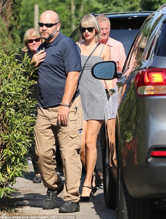 Taylor Swift ra mắt Tom với bố mẹ, Calvin Harris khoe thân hình gợi cảm - Ảnh 1.