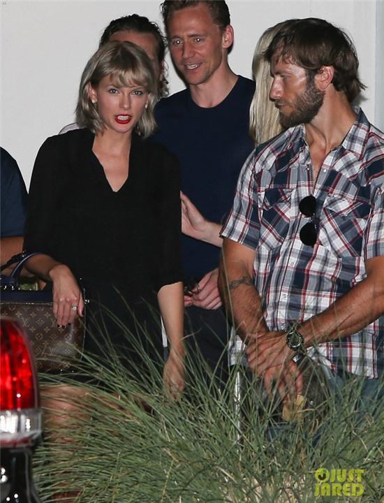 Taylor Swift ra mắt Tom với bố mẹ, Calvin Harris khoe thân hình gợi cảm - Ảnh 4.