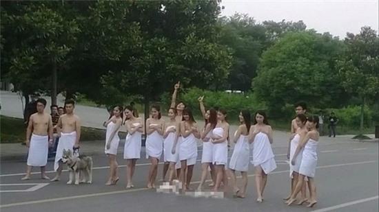 Nữ sinh quấn báo che thân chụp ảnh kỷ yếu gây tranh cãi - Ảnh 3.