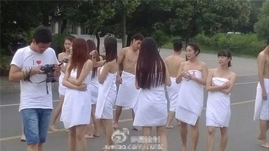 Nữ sinh quấn báo che thân chụp ảnh kỷ yếu gây tranh cãi - Ảnh 5.