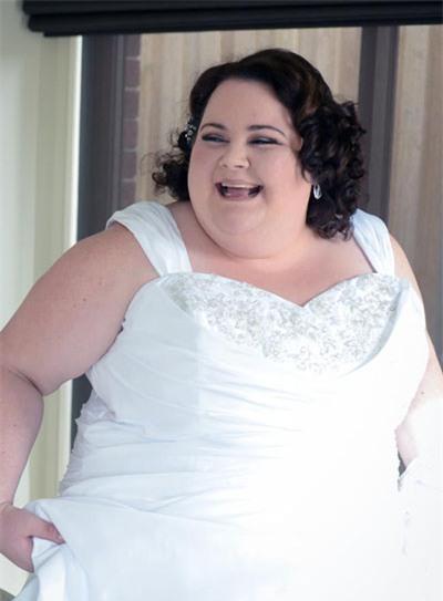 Cô dâu Chantelle diện chiếc váy cưới size 