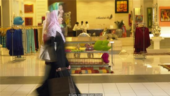 Sự xa hoa không tưởng đằng sau bộ quần áo Hồi giáo của các tiểu thư Ả Rập - Ảnh 1.