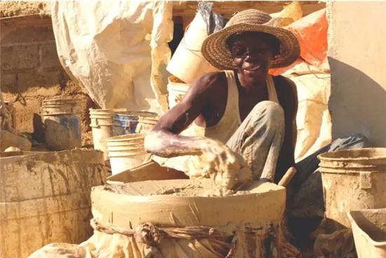 Hóa ra trên thế giới có nhiều người cạp đất ra mà ăn lắm đấy! - Ảnh 10.