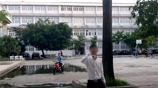 Hà Nội: Tỏ tình ngay giữa sân trường, nam sinh hứng trọn xô nước vào người - Ảnh 2.
