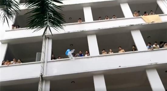 Hà Nội: Tỏ tình ngay giữa sân trường, nam sinh hứng trọn xô nước vào người - Ảnh 3.