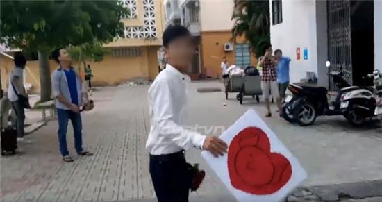 Hà Nội: Tỏ tình ngay giữa sân trường, nam sinh hứng trọn xô nước vào người - Ảnh 4.