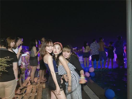 Mỗi dịp có pool party, con gái Hà Nội lại sexy hết sức! - Ảnh 7.