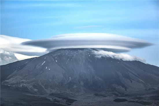 dam may hinh dia bay khong lo tren dinh nui o italia hinh anh 1