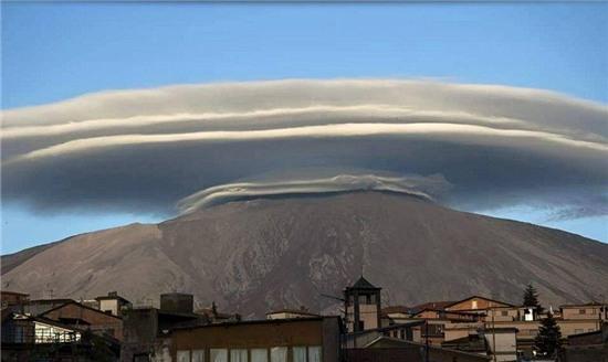 dam may hinh dia bay khong lo tren dinh nui o italia hinh anh 2