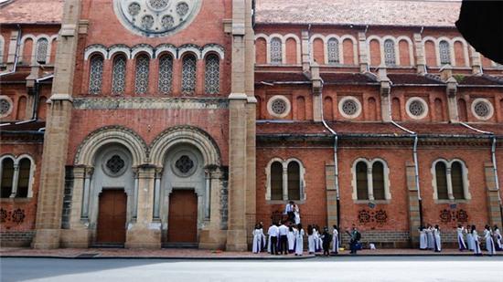 Hành động xấu xí của nhóm sinh viên trên đường phố Sài Gòn - Ảnh 2.