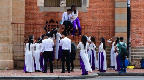 Hành động xấu xí của nhóm sinh viên trên đường phố Sài Gòn - Ảnh 3.